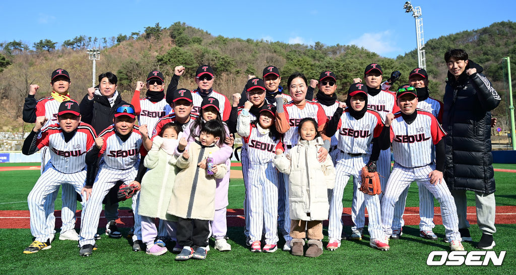 18일 강원도 횡성 KBO 야구센터에서 '2023 KBO컵 FAN 동호인 야구대회' 1차라운드 SSG(비룡천하)와 LG(유니트윈스)의 경기가 열렸다.경기를 앞두고 LG(유니트윈스) 선수들과 LG 은퇴선수 이성우-김용의가 기념촬영을 하고 있다. 2023.11.18 / dreamer@osen.co.kr