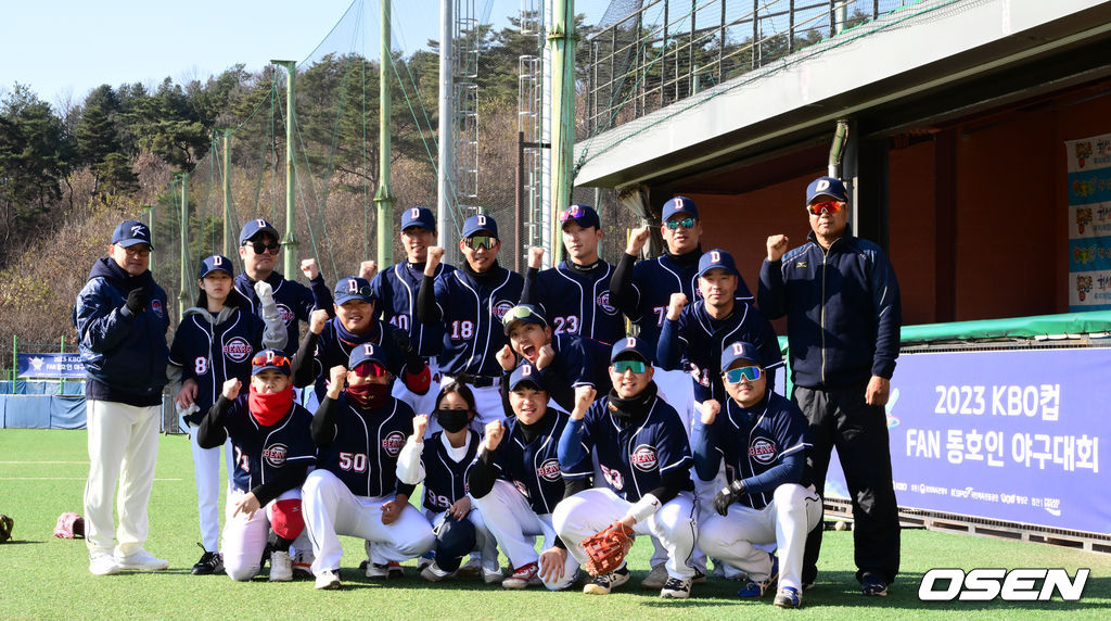 18일 강원도 횡성 KBO 야구센터에서 '2023 KBO컵 FAN 동호인 야구대회' 1차라운드 두산(프로젝트K)와 삼성(라블리즈)의 경기가 열렸다.경기 전 두산(프로젝트K) 선수단과 두산 은퇴선수 장원진-차명주가 포즈를 취하고 있다.  2023.11.18 /cej@osen.co.kr