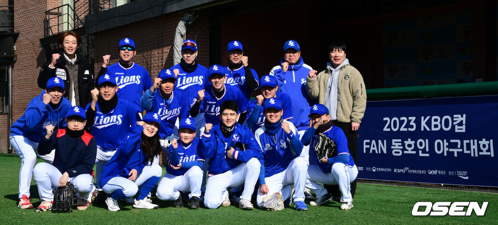 18일 강원도 횡성 KBO 야구센터에서 '2023 KBO컵 FAN 동호인 야구대회' 1차라운드 두산(프로젝트K)와 삼성(라블리즈)의 경기가 열렸다.경기 전 삼성(라블리즈) 선수단과 삼성 은퇴선수 정인욱 임대한이 포즈를 취하고 있다.  2023.11.18 /cej@osen.co.kr