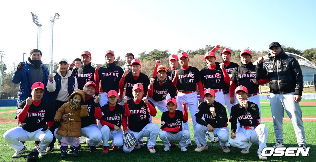 18일 강원도 횡성 KBO 야구센터에서 '2023 KBO컵 FAN 동호인 야구대회' 8강 1경기 한화(가마치)와 KIA(아레스)의 경기가 열렸다.경기를 앞두고 KIA(아레스) 선수들과 KIA 은퇴선수 김종모-김민우가 기념촬영을 하고 있다. 2023.11.18 / dreamer@osen.co.kr