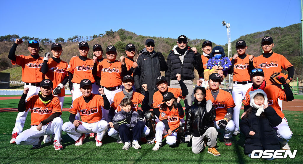 18일 강원도 횡성 KBO 야구센터에서 '2023 KBO컵 FAN 동호인 야구대회' 8강 1경기 한화(가마치)와 KIA(아레스)의 경기가 열렸다.경기를 앞두고 한화(가마치) 선수들과 한화 송진우-송광민이 기념촬영을 하고 있다. 2023.11.18 / dreamer@osen.co.kr