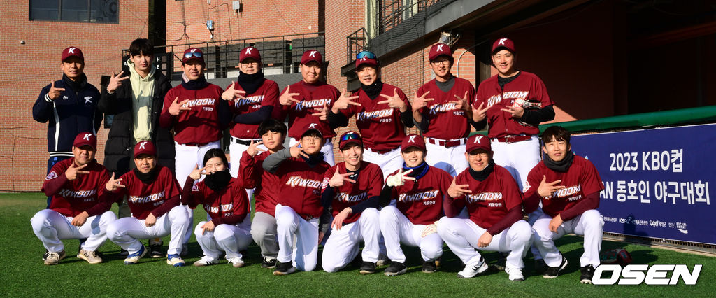 18일 강원도 횡성 KBO 야구센터에서 '2023 KBO컵 FAN 동호인 야구대회' 8강 두산(프로젝트K)와 삼성(라블리즈)의 경기가 열렸다.경기 전 키움(파수 언터쳐블) 선수단과 KBO 재능기부위원 김용달, 키움 김규민 포즈를 취하고 있다. 2023.11.18 /cej@osen.co.kr