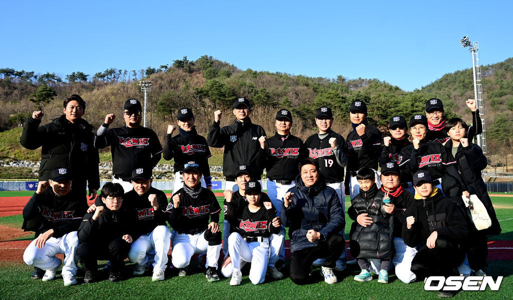 18일 강원도 횡성 KBO 야구센터에서 '2023 KBO컵 FAN 동호인 야구대회' 8강 2경기 KT(KT 스타즈)와 LG(유니트윈스)의 경기가 열렸다.경기를 앞두고 KT(KT 스타즈) 선수들과 KT 은퇴선수 신명철-안영명이 기념촬영을 하고 있다. 2023.11.18 / dreamer@osen.co.kr