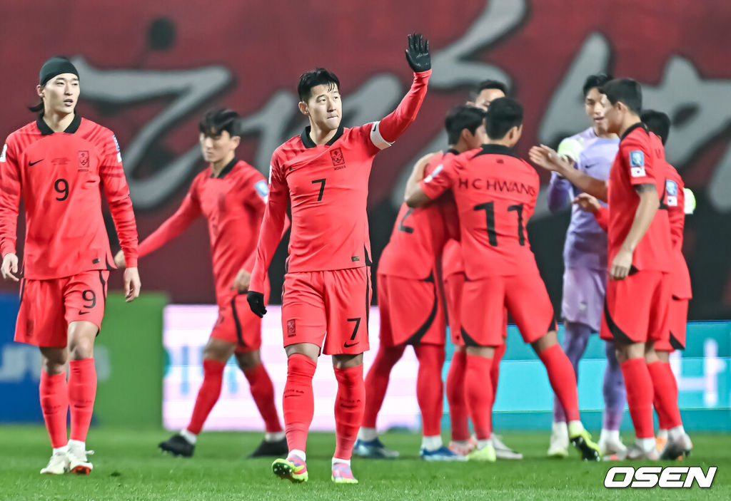 위르겐 클린스만 감독이 이끄는 대한민국 축구 대표팀과 싱가포르의 2026 북중미 월드컵 아시아 2차 예선 C조 1차전이 16일 서울 마포구 서울월드컵경기장에서 열렸다.경기에 앞서 손흥민이 팬들에게 인사를 하고 있다. . 2023.11.16 / soul1014@osen.co.kr