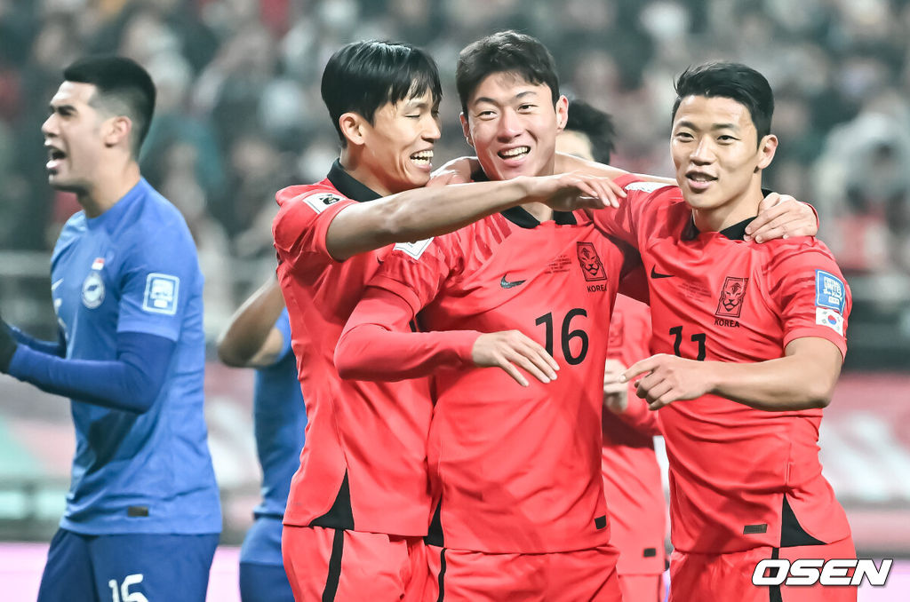 '닥공 축구'가 통했다. 한국이 싱가포르의 두 줄 수비를 깨부수고 6만여 홈팬들 앞에서 골 폭죽을 터트렸다.위르겐 클린스만 감독이 이끄는 한국 축구대표팀은 16일 오후 8시 서울월드컵경기장에서 열린 2026 국제축구연맹(FIFA) 북중미 월드컵 아시아지역 2차 예선 1차전에서 싱가포르를 5-0으로 대파했다.후반 페널티킥 성공시킨 황의조가 기뻐하고 있다.  2023.11.16 / soul1014@osen.co.kr