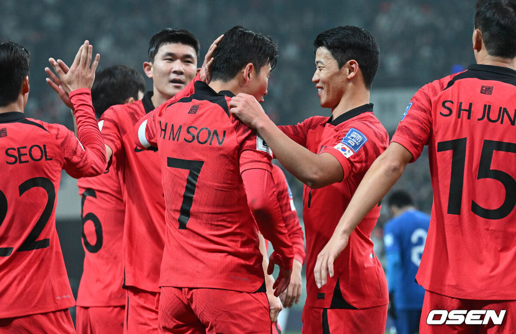 위르겐 클린스만 감독이 이끄는 대한민국 축구 대표팀과 싱가포르의 2026 북중미 월드컵 아시아 2차 예선 C조 1차전이 16일 서울 마포구 서울월드컵경기장에서 열렸다.후반 손흥민이 대한민국이 3-0으로 앞서가는 골을 넣은 뒤 대표팀과 기뻐하고 있다. 2023.11.16 /cej@osen.co.kr