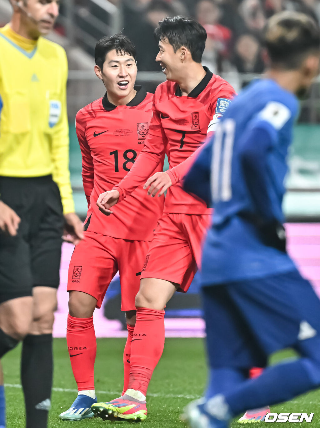 위르겐 클린스만 감독이 이끄는 대한민국 축구 대표팀과 싱가포르의 2026 북중미 월드컵 아시아 2차 예선 C조 1차전이 16일 서울 마포구 서울월드컵경기장에서 열렸다.후반 이강인이 페널티킥 찬스를 얻은 손흥민에게 장난치며 말을 걸고 있다   2023.11.16 / soul1014@osen.co.kr