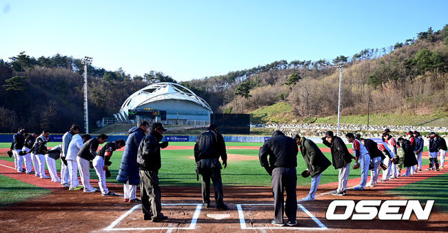 경기를 앞두고 양 팀 선수들이 인사를 나누고 있다. 2023.11.18 / dreamer@osen.co.kr