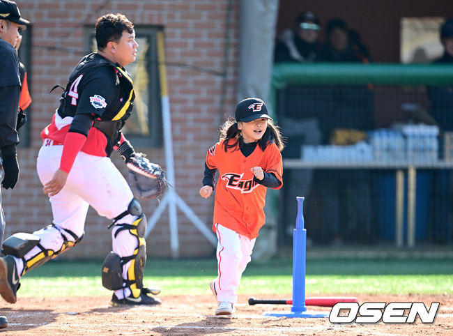 18일 강원도 횡성 KBO 야구센터에서 '2023 KBO컵 FAN 동호인 야구대회' 8강 1경기 한화(가마치)와 KIA(아레스)의 경기가 열렸다.한화(가마치) 어린이 선수 손별이 티볼을 치고 1루로 뛰고 있다. 2023.11.18 / dreamer@osen.co.kr