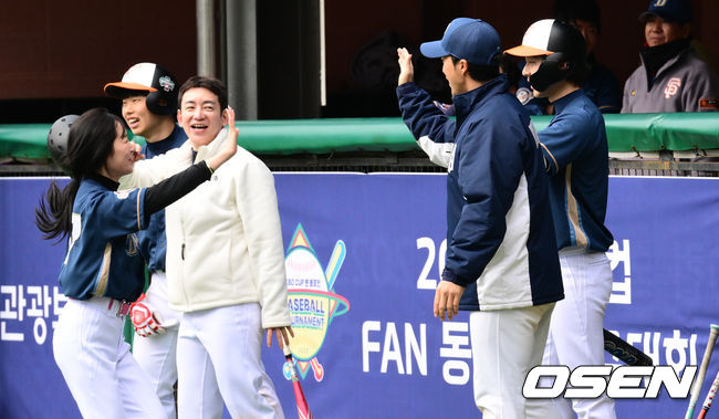 19일 강원도 횡성 KBO 야구센터에서 '2023 KBO컵 FAN 동호인 야구대회' 준결승전 NC(에이포스)와 두산(프로젝트K)의 경기가 열렸다.NC(에이포스) 윤송이가 티볼 안타에 기뻐하고 있다. 2023.11.19 /cej@osen.co.kr