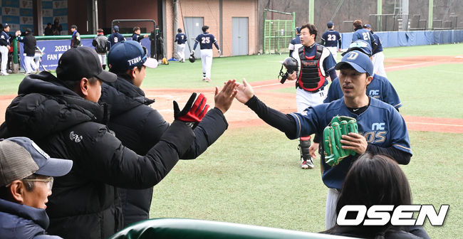 19일 강원도 횡성 KBO 야구센터에서 '2023 KBO컵 FAN 동호인 야구대회' 준결승전 NC(에이포스)와 두산(프로젝트K)의 경기가 열렸다.승리 거둔 NC(에이포스)가 NC 은퇴선수 박명환-정수민과 승리를 기뻐하고 있다. 2023.11.19 /cej@osen.co.kr