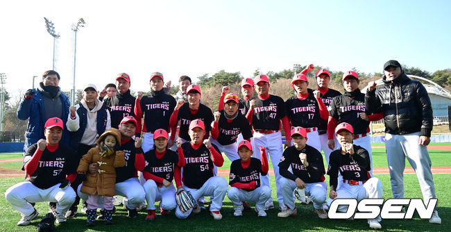 18일 강원도 횡성 KBO 야구센터에서 '2023 KBO컵 FAN 동호인 야구대회' 8강 1경기 한화(가마치)와 KIA(아레스)의 경기가 열렸다.경기를 앞두고 KIA(아레스) 선수들과 KIA 은퇴선수 김종모-김민우가 기념촬영을 하고 있다. 2023.11.18 / dreamer@osen.co.kr