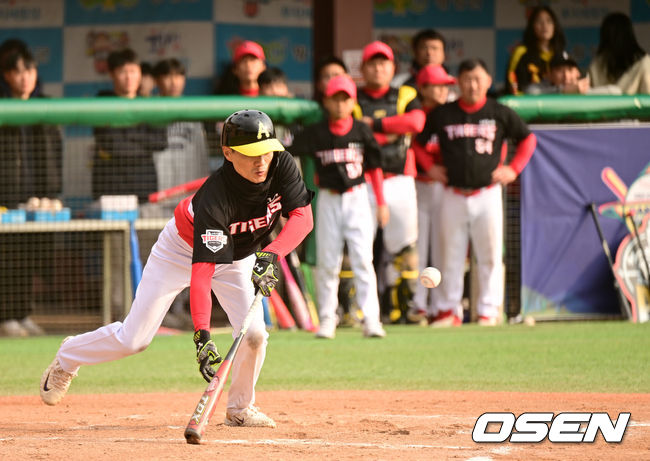 19일 강원도 횡성 KBO 야구센터에서 '2023 KBO컵 FAN 동호인 야구대회' 결승 KIA(아레스)와 NC(에이포스)의 경기가 열렸다.KIA(아레스) 설두환이 스퀴즈 번트를 대고 있다. 2023.11.19 / dreamer@osen.co.kr