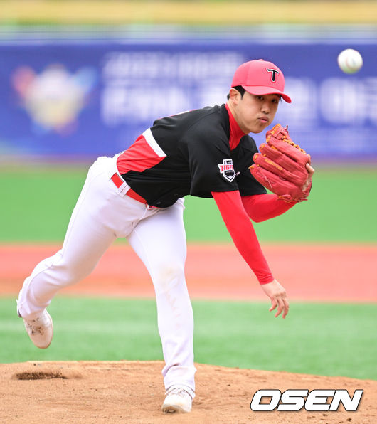 19일 강원도 횡성 KBO 야구센터에서 '2023 KBO컵 FAN 동호인 야구대회' 4강 KIA(아레스)와 LG(유니트윈스)의 경기가 열렸다.KIA(아레스) 선발 박선호가 힘차게 공을 뿌리고 있다. 2023.11.19 / dreamer@osen.co.kr