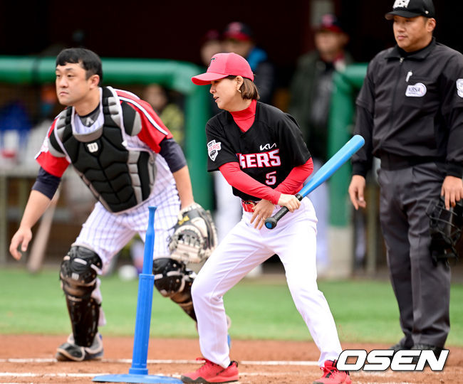 19일 강원도 횡성 KBO 야구센터에서 '2023 KBO컵 FAN 동호인 야구대회' 4강 KIA(아레스)와 LG(유니트윈스)의 경기가 열렸다.2회초 KIA(아레스) 이다영이 티볼로 적시타를 날리고 있다. 2023.11.19 / dreamer@osen.co.kr