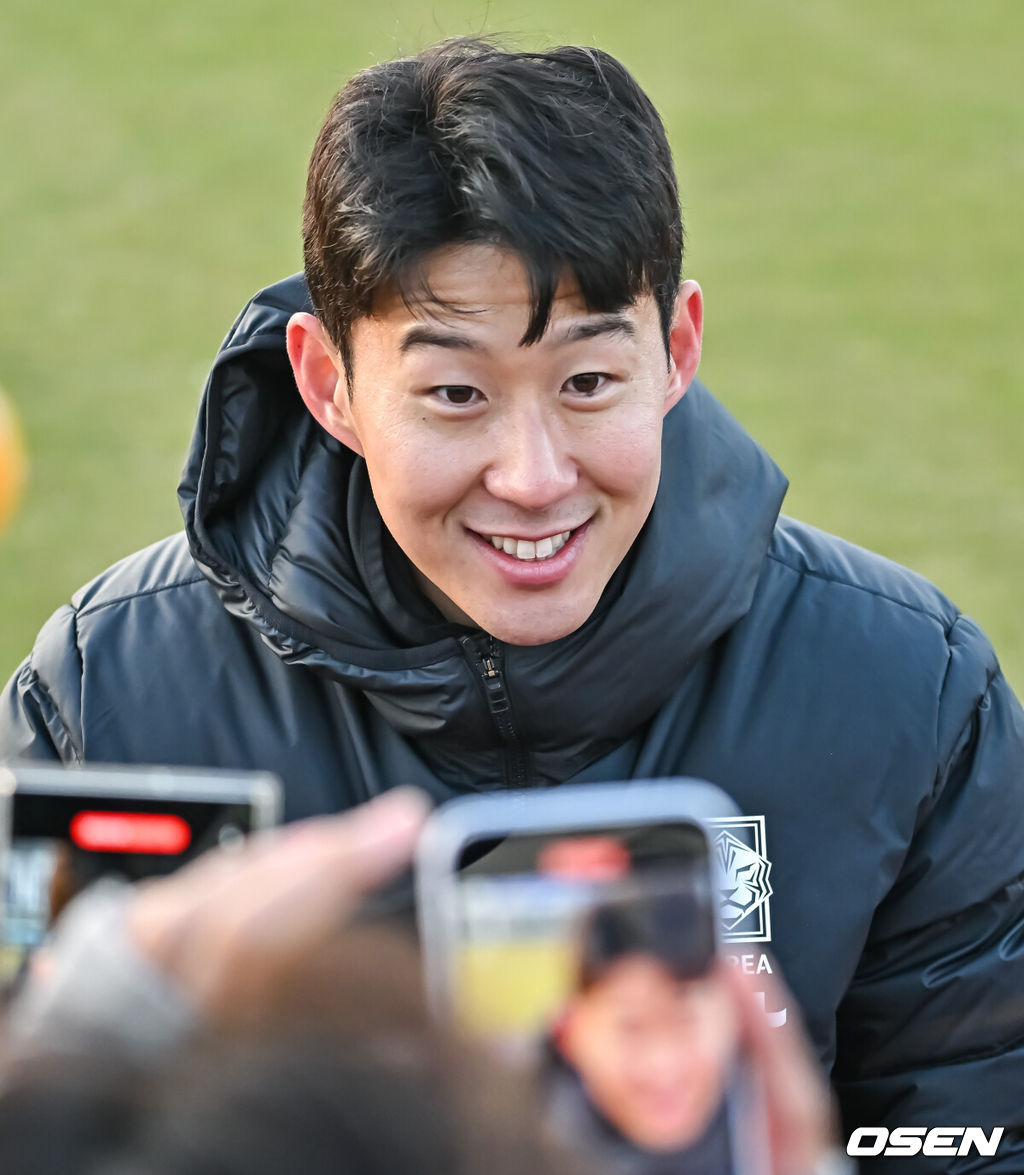 클린스만 감독이 이끄는 한국 축구대표팀이 18일 오후 서울 양천구 목동운동장에서 팬오픈트레이닝을 갖고 팬들과 만났다.2026 FIFA 북중미 월드컵 아시아지역 2차 예선 1차전’에서 싱가포르를 5-0으로 크게 이긴 축구대표팀은 내일(19일) 오전 인천공항을 통해 중국과의 2차예선을 위해 중국 심천으로 출국한다. 손흥민이 사인을 해주며 인사하고 있다.  2023.11.18 / soul1014@osen.co.kr