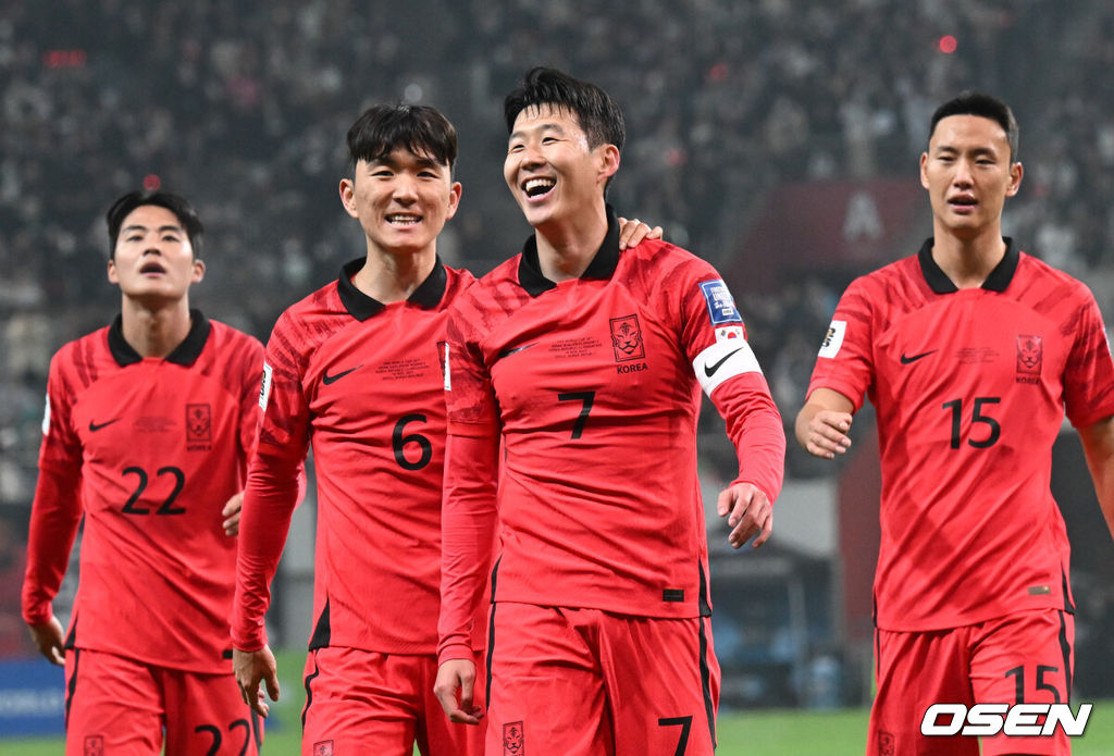 위르겐 클린스만 감독이 이끄는 대한민국 축구 대표팀과 싱가포르의 2026 북중미 월드컵 아시아 2차 예선 C조 1차전이 16일 서울 마포구 서울월드컵경기장에서 열렸다.후반 손흥민이 대한민국이 3-0으로 앞서가는 골을 넣은 뒤 기뻐하고 있다. 2023.11.16 /cej@osen.co.kr