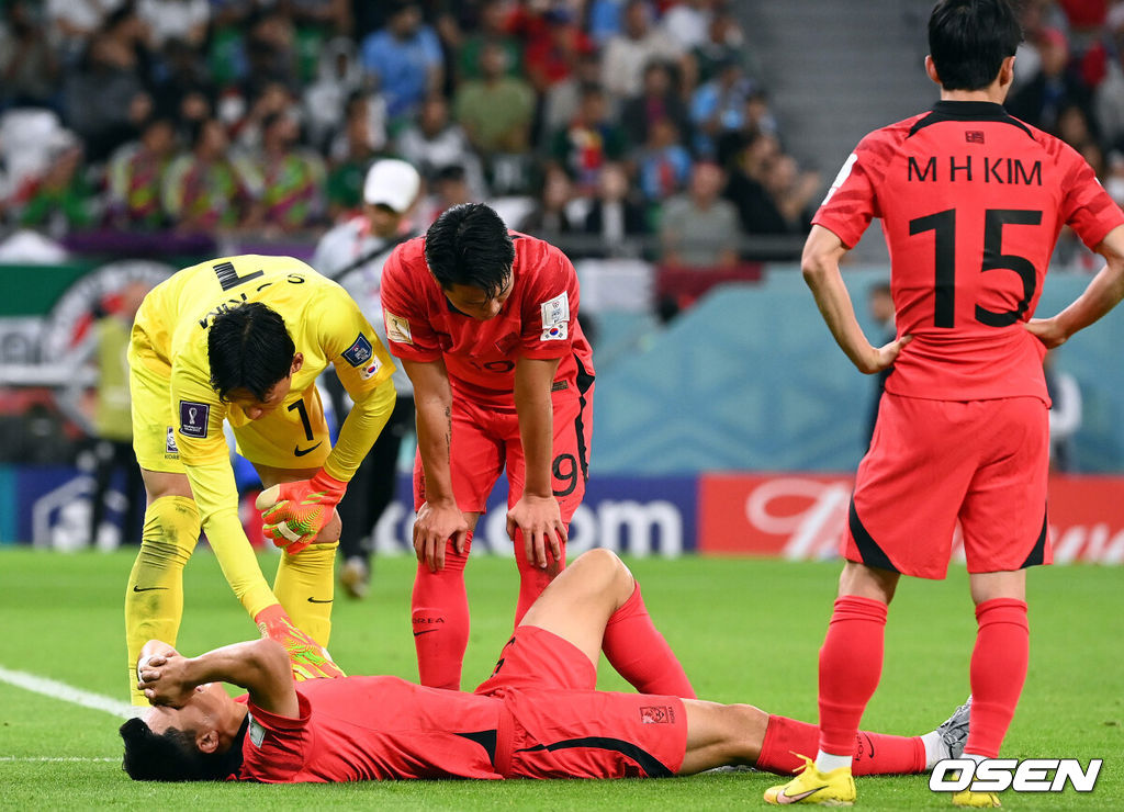 파울루 벤투 감독이 이끄는 축구대표팀은 24일 카타르 알 라이얀에 위치한 에듀케이션시티 스타디움에서 우루과이를 상대로 ‘카타르 월드컵 2022 H조 조별리그 1차전’에서 0-0 무승부를 기록했다. 한국은 2010년 남아공 월드컵 이후 12년 만에 16강 진출에 도전한다.전반 한국 김승규와 김영권이 수비 중 쓰러진 김민재의 상태를 살피고 있다. 2022.11.24 /soul1014@osen.co.kr