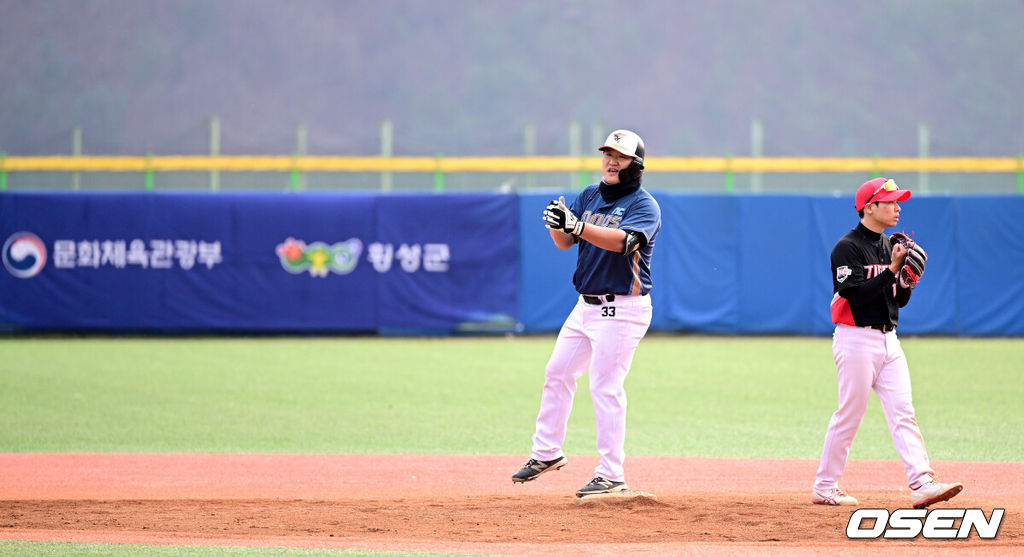 19일 강원도 횡성 KBO 야구센터에서 '2023 KBO컵 FAN 동호인 야구대회' 결승 KIA(아레스)와 NC(에이포스)의 경기가 열렸다.3회말 2사 3루 상황 NC(에이포스) 김두호가 역전 1타점 2루타를 날리고 2루에 안착해 기뻐하고 있다. 2023.11.19 / dreamer@osen.co.kr