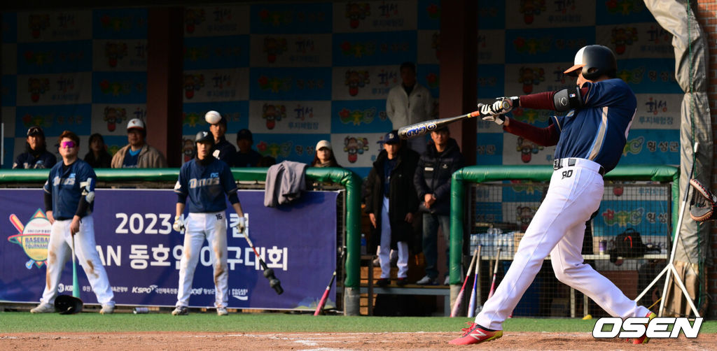 19일 강원도 횡성 KBO 야구센터에서 '2023 KBO컵 FAN 동호인 야구대회' NC(에이포스)와 KIA(아레스)의 결승전이 열렸다.6회말 NC(에이포스) 신희찬이 적시타를 날리고 있다. 2023.11.19 /cej@osen.co.kr