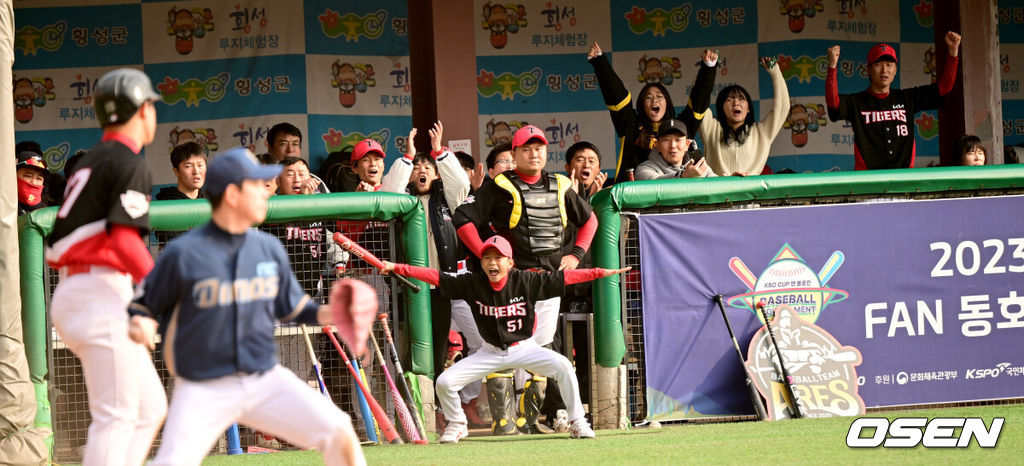 19일 강원도 횡성 KBO 야구센터에서 '2023 KBO컵 FAN 동호인 야구대회' 결승 KIA(아레스)와 NC(에이포스)의 경기가 열렸다.KIA(아레스) 박선호가 홈으로 파고들어 슬라이딩 해 세이프 됐다. 환호하는 KIA(아레스) 더그아웃. 2023.11.19 / dreamer@osen.co.kr