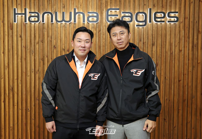 한화와 FA 계약한 안치홍(왼쪽)이 손혁 단장과 포즈를 취하고 있다. /한화 이글스 제공