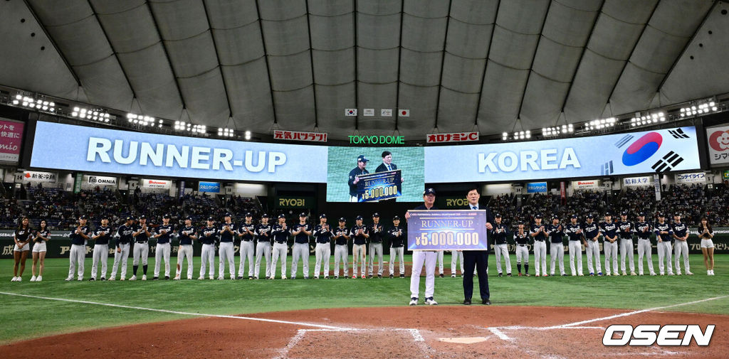 준우승을 차지한 대한민국 류중일 감독이 KBO 허구연 총재와 기념 촬영을 하고 있다. 2023.11.19 / jpnews.osen.co.kr