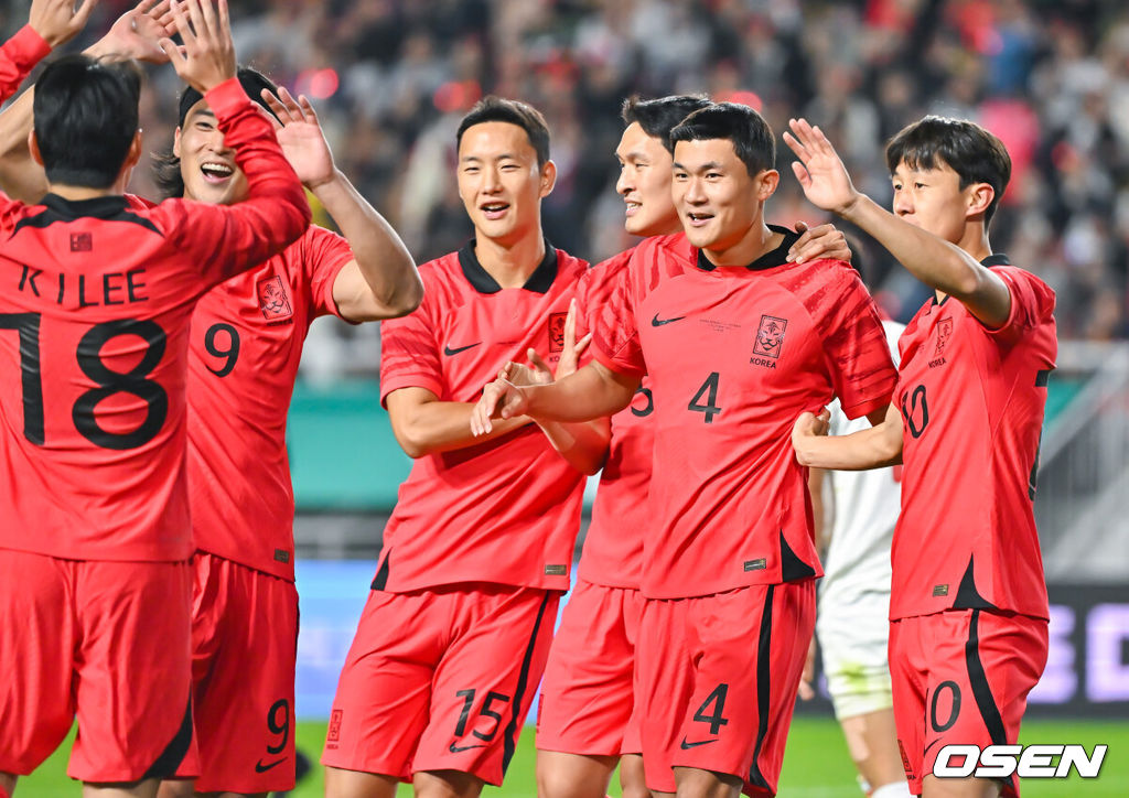 위르겐 클린스만 감독이 이끄는 축구 국가대표팀이 17일 오후 수원시 팔달구 수원월드컵경기장에서 베트남과 평가전을 진행했다.전반 김민재가 선제골을 어시스트 기록한 이강인을 포함한 동료들과 기뻐하고 있다. . 2023.10.17 / soul1014@osen.co.kr