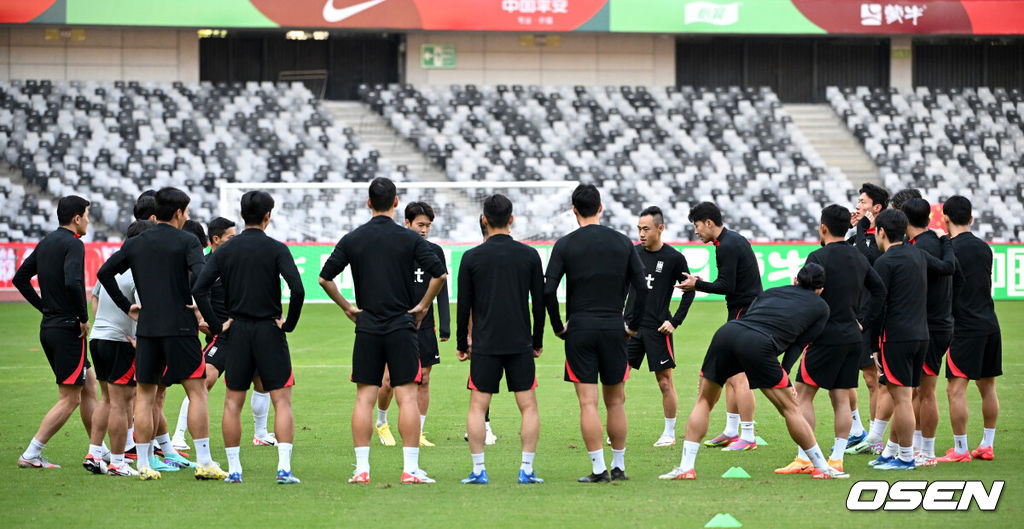 2026 북중미 월드컵 아시아 2차예선 C조 2차전 중국과의 경기를 앞둔 대한민국 축구대표팀이 20일 중국 선전 유니버시아드 스포츠센터 경기장에서 훈련을 가졌다.대한민국 선수단이 이야기를 나누고 있다. 2023.11.20 /sunday@osen.co.kr