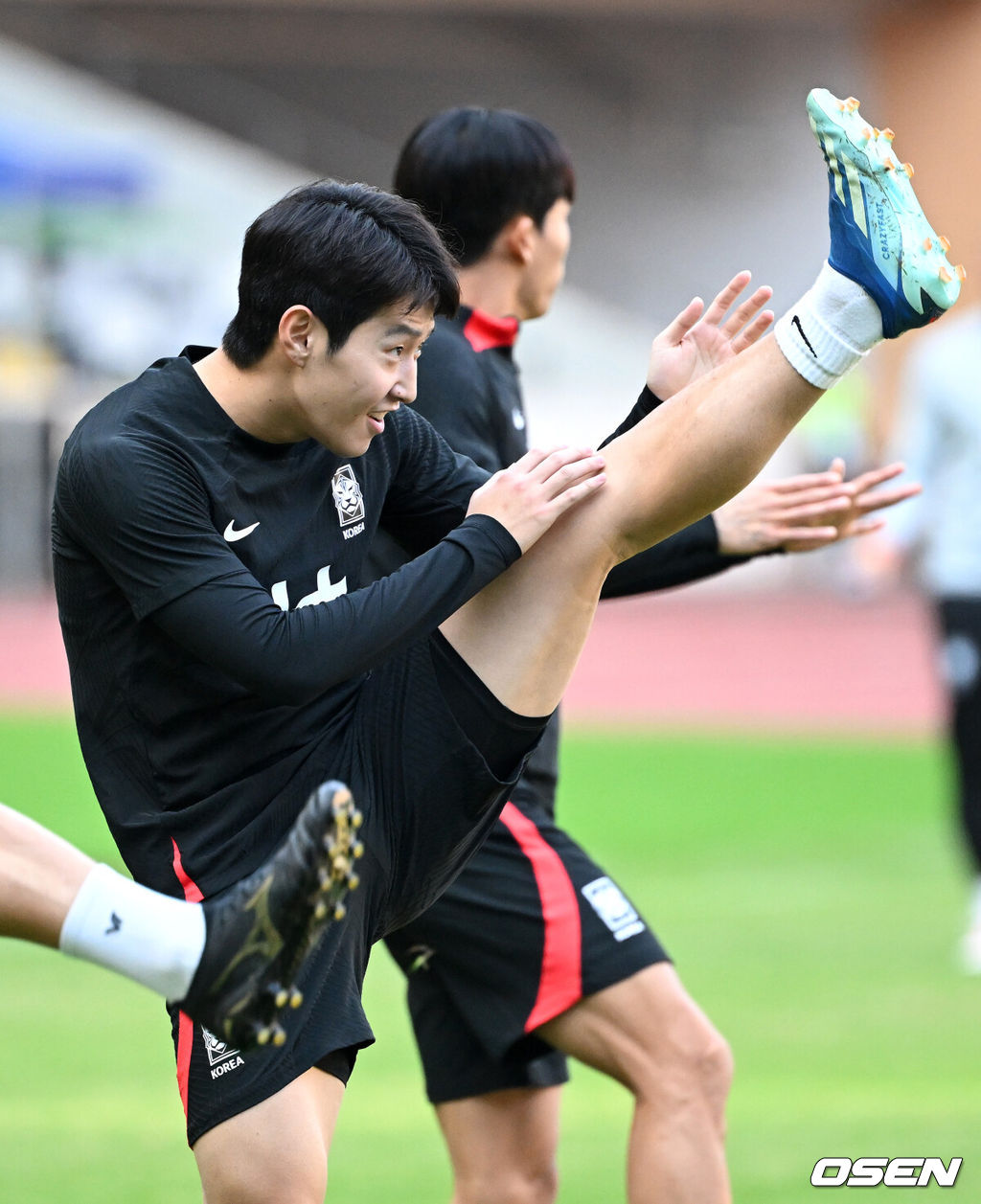 2026 북중미 월드컵 아시아 2차예선 C조 2차전 중국과의 경기를 앞둔 대한민국 축구대표팀이 20일 중국 선전 유니버시아드 스포츠센터 경기장에서 훈련을 가졌다.대한민국 이강인이 훈련을 하고 있다. 2023.11.20 /sunday@osen.co.kr