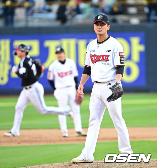 11일 수원 KT위즈파크에서 ‘2023 신한은행 SOL KBO 포스트시즌 한국시리즈’ 4차전 KT 위즈와 LG 트윈스의 경기가 열렸다. 7회초 1사 1, 3루 상황 LG 오지환에게 좌월 스리런포를 내준 KT 투수 주권이 아쉬워하고 있다. 2023.11.11 / dreamer@osen.co.kr