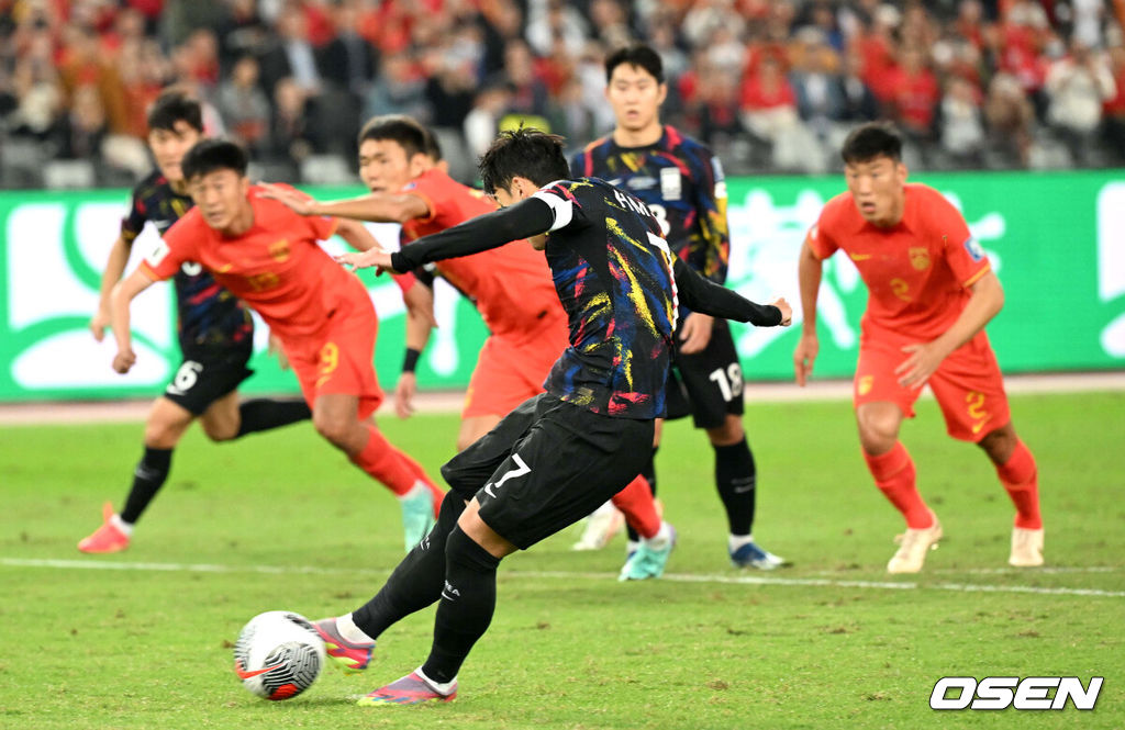 21일(한국시간) 중국 선전 유니버시아드 스포츠센터 경기장에서 북중미 월드컵 아시아 2차예선 C조 2차전 대한민국과 중국의 경기가 열렸다.전반 한국 손흥민이 페널티킥 선제골을 작렬시키고 있다. 2023.11.21 /sunday@osen.co.kr