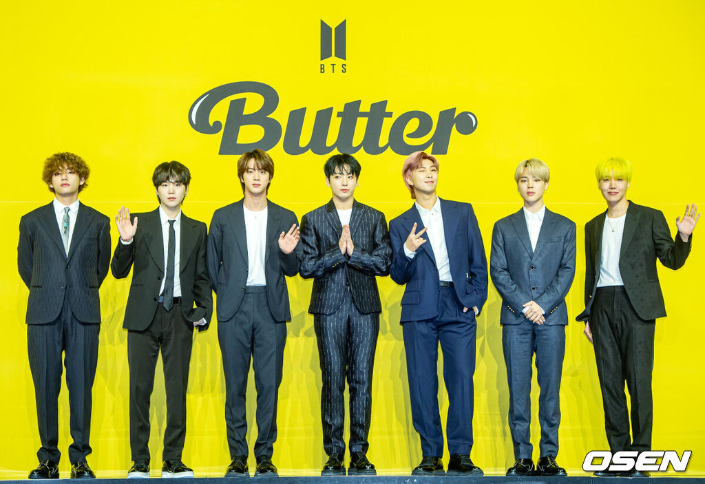 21일 오후 서울 송파구 올림픽공원 올림픽홀에서 방탄소년단(BTS)의 새 디지털 싱글 'Butter' 발매 기념 글로벌 기자간담회 포토타임이 진행됐다.그룹 방탄소년단(RM, 진, 슈가, 제이홉, 지민, 뷔, 정국)의 새 싱글 'Butter'는 오늘(21일) 오후 1시(한국시각)에 전 세계 동시에 발매된다. 방탄소년단의 새 디지털 싱글 'Butter'는 마음을 흔드는 방탄소년단의 귀여운 고백을 담은 청량하고 중독성 강한 댄스 팝 장르의 서머송이다. 버터처럼 부드럽게 스며드는 방탄소년단의 독보적인 매력을 느낄 수 있는 곡으로 방탄소년단만의 음악적 스타일을 더한 것으로 알려져 기대를 모으고 있다.방탄소년단(BTS) 멤버들이 무대 위에서 포토타임을 갖고 있다./ rumi@osen.co.kr