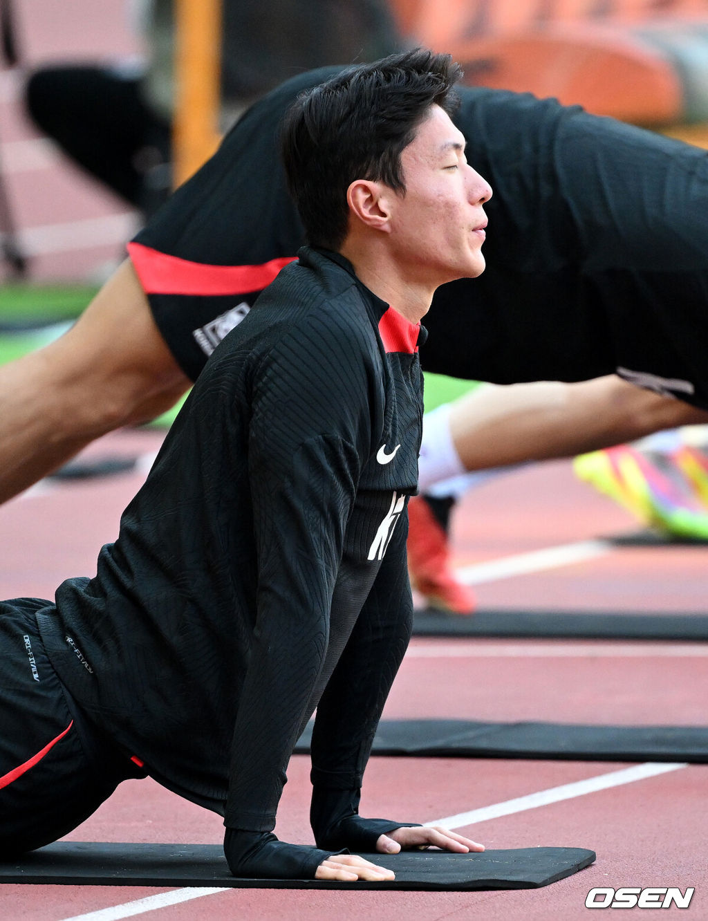 2026 북중미 월드컵 아시아 2차예선 C조 2차전 중국과의 경기를 앞둔 대한민국 축구대표팀이 20일 중국 선전 유니버시아드 스포츠센터 경기장에서 훈련을 가졌다.대한민국 황의조가 훈련을 하고 있다. 2023.11.20 /sunday@osen.co.kr