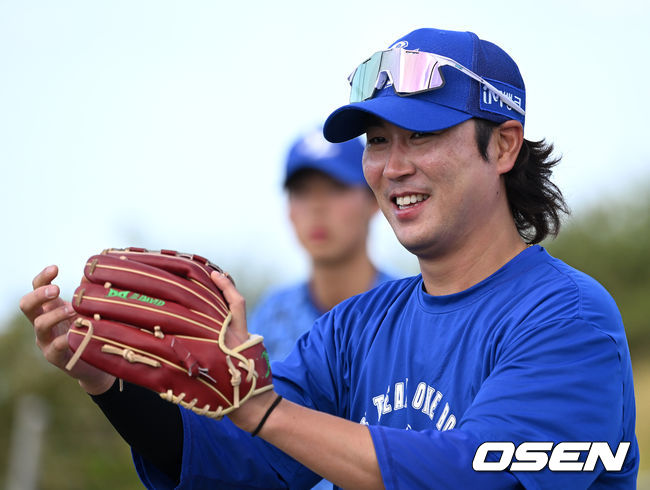 28일 일본 오키나와 온나손 아카마 볼파크에서 삼성 라이온즈 스프링캠프가 진행됐다.삼성 우규민이 훈련 중 미소를 짓고 있다. 2023.02.28 /sunday@osen.co.kr