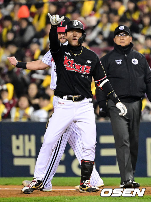 8일 오후 서울 잠실야구장에서 2023 KBO 프로야구 포스트시즌 한국시리즈 2차전 LG 트윈스와 KT 위즈의 경기가 열렸다.2회초 2사에서 KT 김상수가 안타를 날리며 기뻐하고 있다. 2023.11.08 /jpnews@osen.co.kr