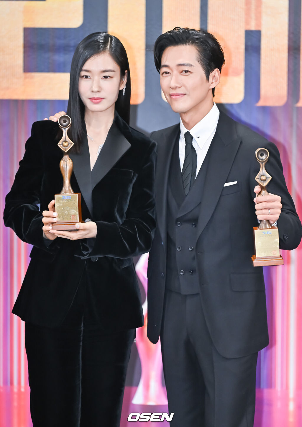 22일 오후 서울 상암동 MBC 사옥 M라운지에서 2023 그리메상 시상식이 진행됐다.그리메상은 한 해 동안 가장 뛰어난 영상미와 창의력을 보여준 촬영인의 공로를 기리기 위해 마련된 상으로 올해 '2023 그리메상' 대상 수상작에는 MBC 드라마 '연인'이 선정됐다. 그리고 이 드라마의 주연인 남궁민과 안은진은 남녀 최우수 연기자상을 수상한다.최우수 연기상을 수상한 안은진과 남궁민이 포즈를 취하고 있다.   2023.11.22 / soul1014@osen.co.kr