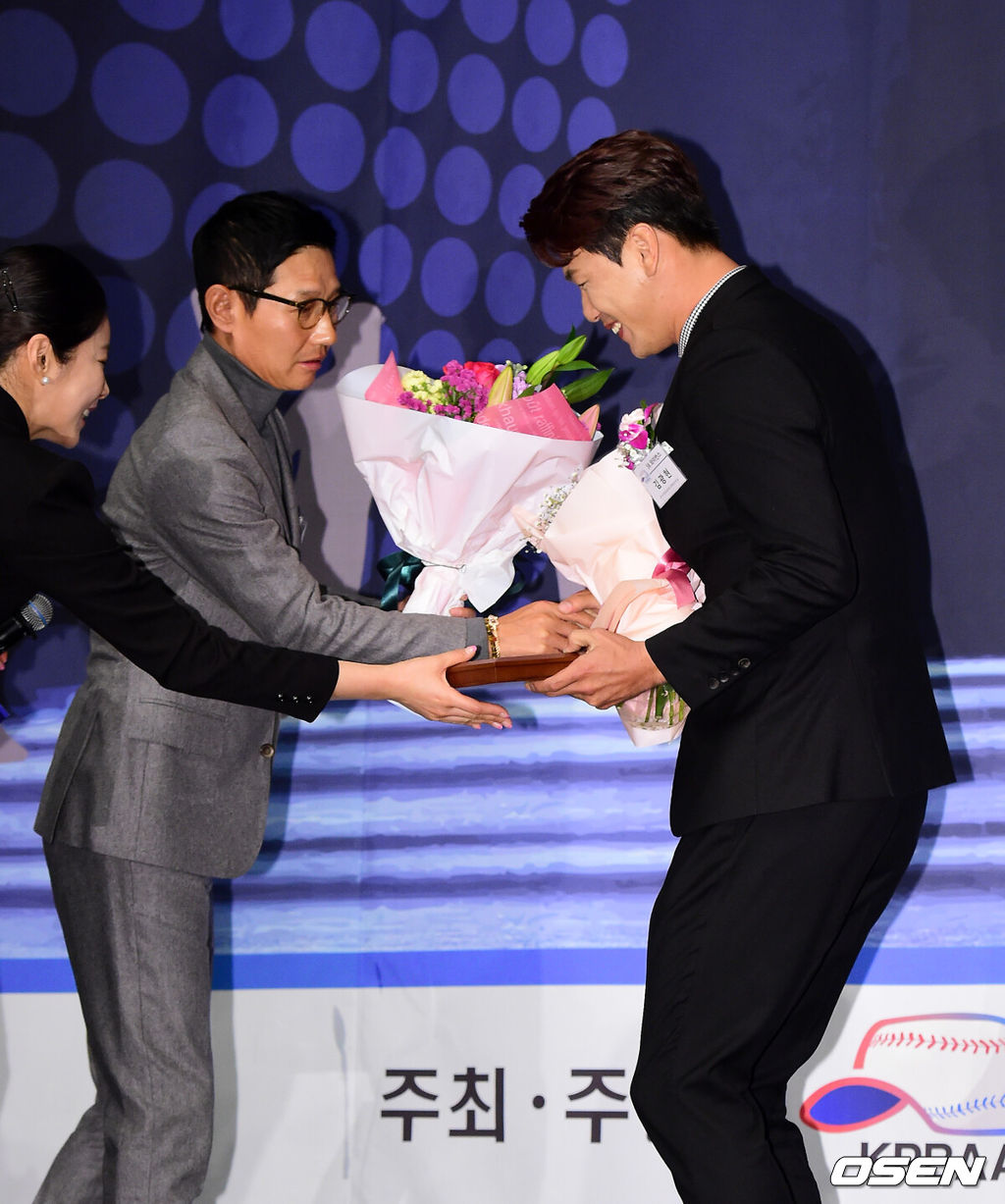 2019년 한국프로야구은퇴선수협회 시상식에서 SK 김광현이 최고의 투수상을 수상하며 염경엽 감독의 축하를 받고 있다. / OSEN DB