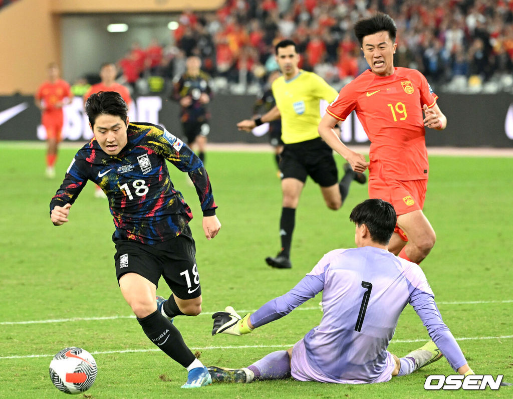 21일(한국시간) 중국 선전 유니버시아드 스포츠센터 경기장에서 북중미 월드컵 아시아 2차예선 C조 2차전 대한민국과 중국의 경기가 열렸다.후반 한국 이강인이 돌파에 이은 슈팅을 시도하고 있다. 2023.11.21 /sunday@osen.co.kr