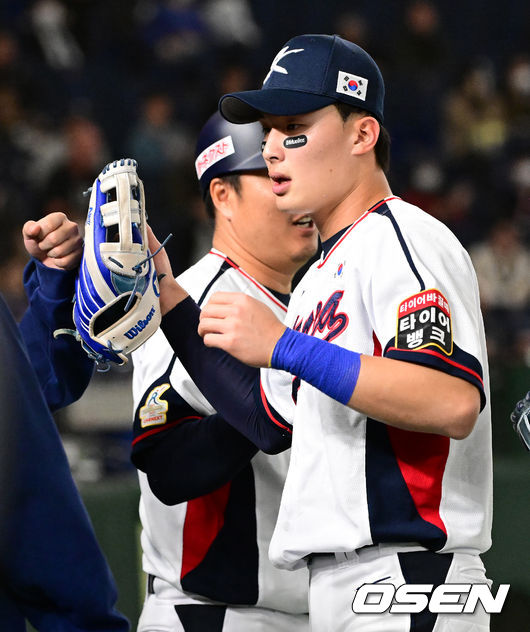 2회초 2사 1루에서 대한민국 윤동희가 호주 리암 스펜스의 우전 안타에 1루주자 브릴리 나이트를 3루에서 아웃 시키며 동료선수들과 기뻐하고 있다. 2023.11.16 / jpnews.osen.co.kr