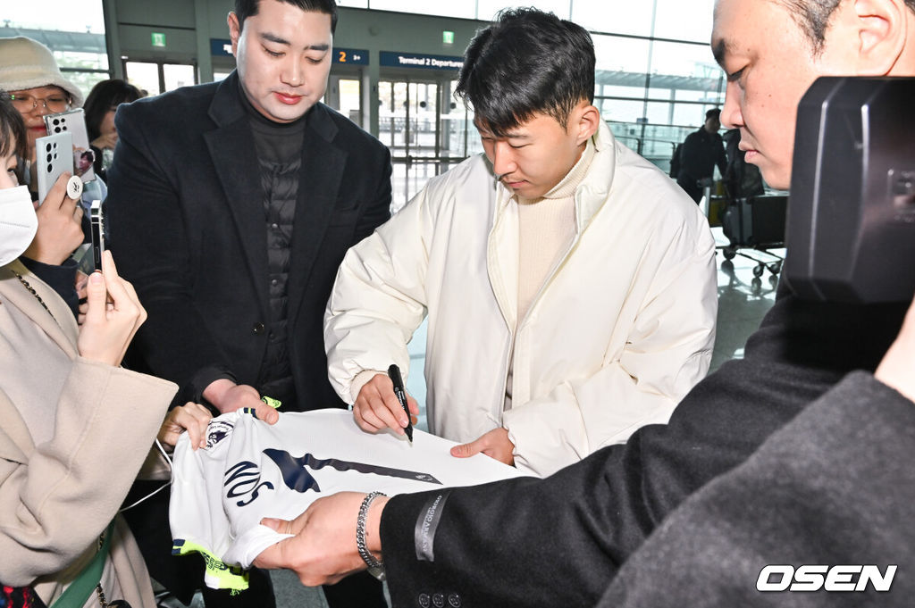 2026 FIFA 북중미 월드컵 아시아 지역 2차 예선 C조 조별리그 싱가포르와 중국전 승리를 이끈 축구대표팀 주장 손흥민(토트넘 훗스퍼)이 23일 인천국제공항을 통해 출국했다.손흥민이 출국에 앞서 팬들에게 사인을 해주고 있다 . 2023.11.23 / soul1014@osen.co.kr