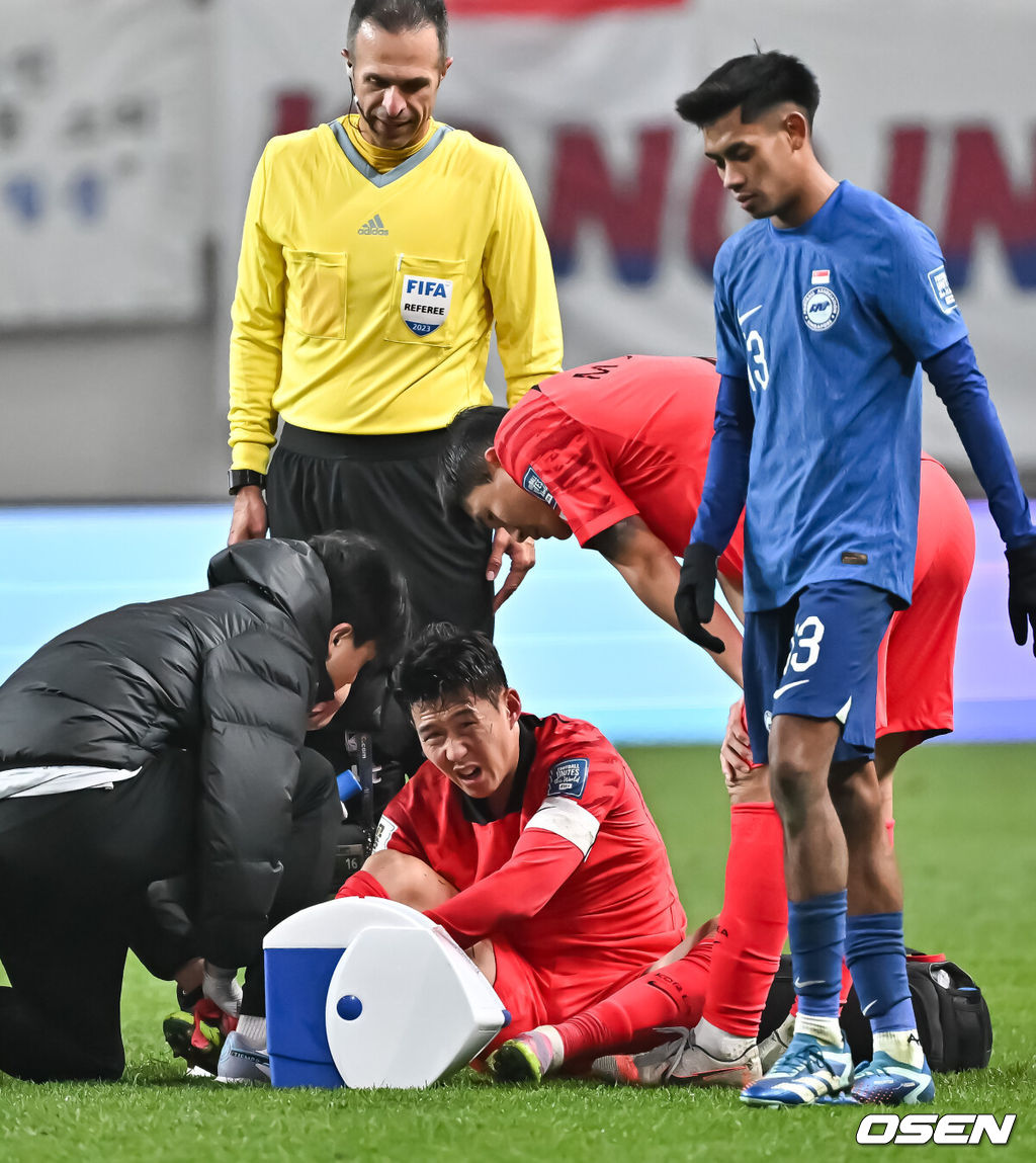 '닥공 축구'가 통했다. 한국이 싱가포르의 두 줄 수비를 깨부수고 6만여 홈팬들 앞에서 골 폭죽을 터트렸다.위르겐 클린스만 감독이 이끄는 한국 축구대표팀은 16일 오후 8시 서울월드컵경기장에서 열린 2026 국제축구연맹(FIFA) 북중미 월드컵 아시아지역 2차 예선 1차전에서 싱가포르를 5-0으로 대파했다.후반 손흥민이 싱가포르 수비진의 반칙에 쓰러져 고통스러워하고 있다 . 2023.11.16 / soul1014@osen.co.kr