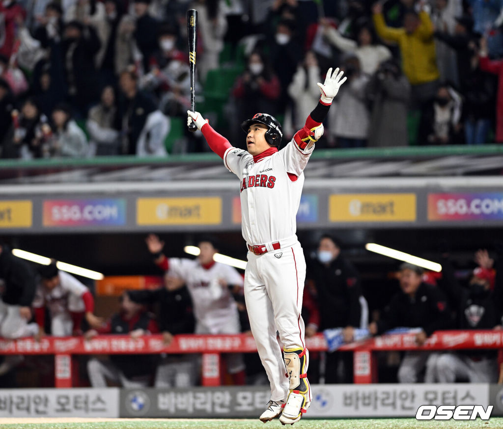 한국시리즈 5차전 9회말 무사 1,3루 SSG 김강민이 끝내기 스리런 홈런을 치고 환호하고 있다. 2022.11.07 / spjj@osen.co.kr