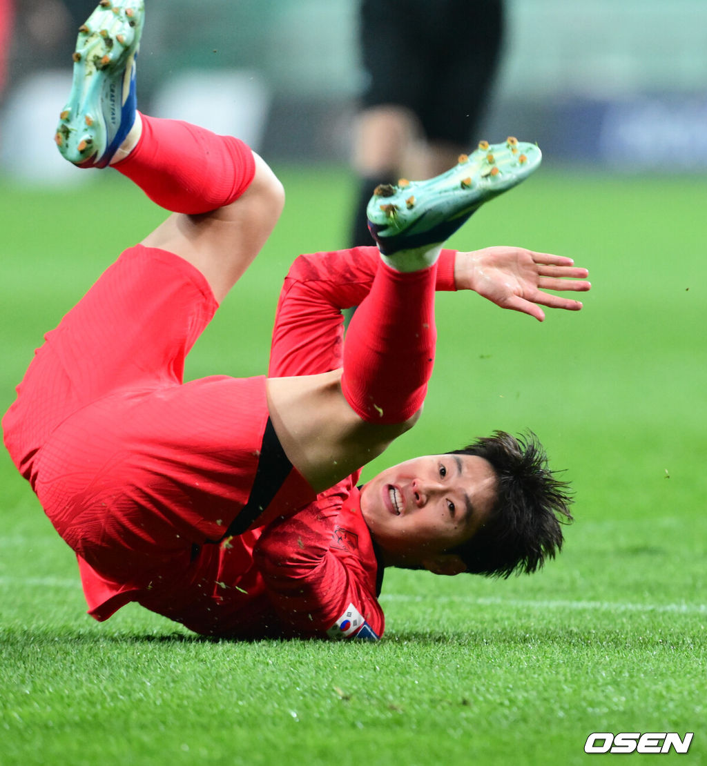 '닥공 축구'가 통했다. 한국이 싱가포르의 두 줄 수비를 깨부수고 6만여 홈팬들 앞에서 골 폭죽을 터트렸다.위르겐 클린스만 감독이 이끄는 한국 축구대표팀은 16일 오후 8시 서울월드컵경기장에서 열린 2026 국제축구연맹(FIFA) 북중미 월드컵 아시아지역 2차 예선 1차전에서 싱가포르를 5-0으로 대파했다.후반 한국 이강인이 싱가포르 수비에 넘어지고 있다. 2023.11.16 /cej@osen.co.kr