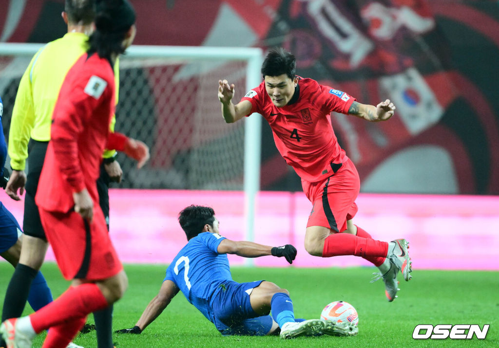 위르겐 클린스만 감독이 이끄는 대한민국 축구 대표팀과 싱가포르의 2026 북중미 월드컵 아시아 2차 예선 C조 1차전이 16일 서울 마포구 서울월드컵경기장에서 열렸다.전반 한국 김민재가 싱가포르 태클에 걸려 넘어지고 있다. 2023.11.16 /cej@osen.co.kr