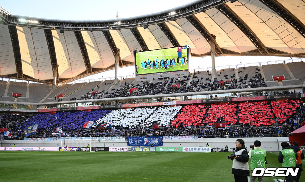 25일 오후 서울월드컵경기장에서 하나원큐 K리그1 2023 FC서울과 수원 삼성의 경기가 열렸다.<br /><br />수원이 축구팬들이 응원을 펼치고 있다. 2023.11.25 /rumi@osen.co.kr