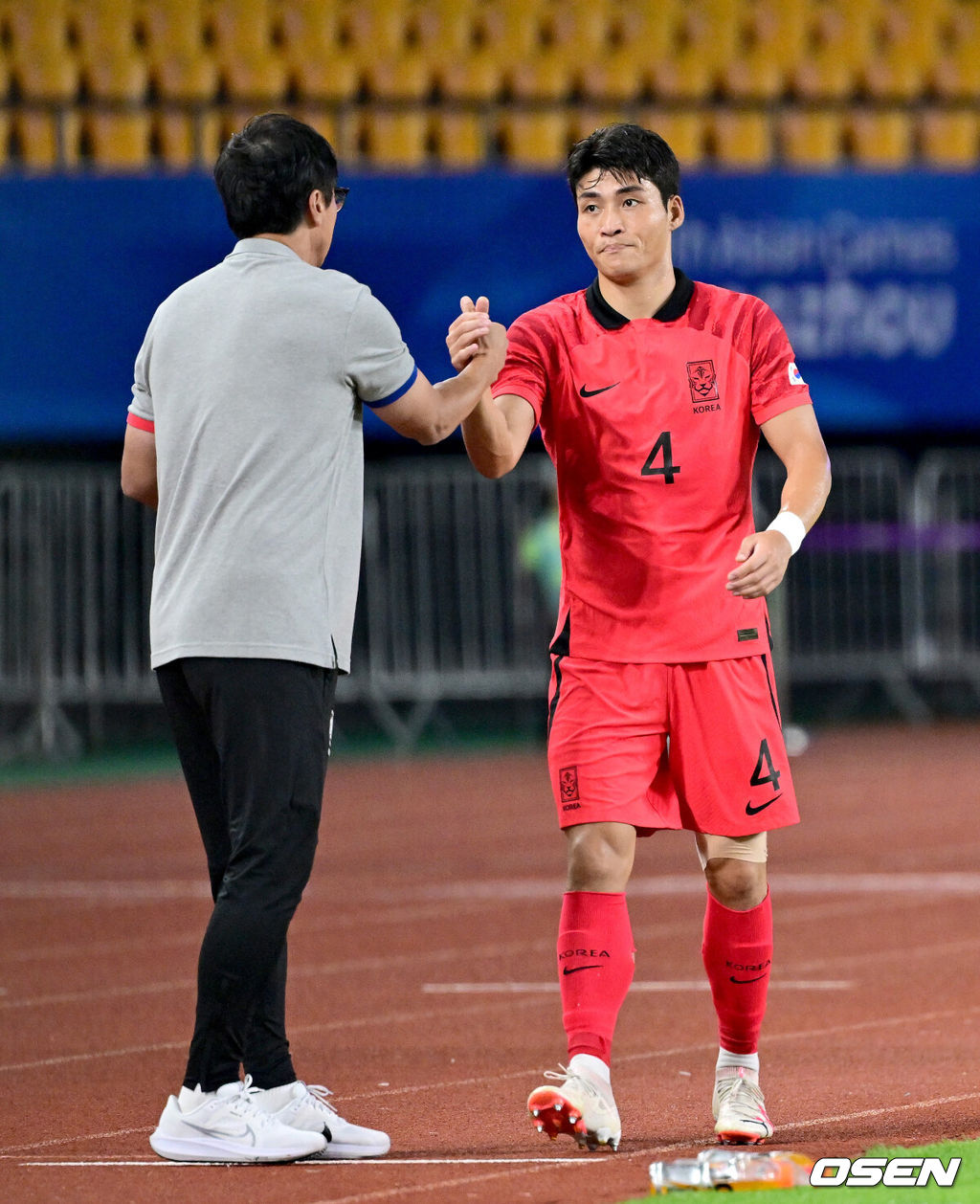 21일 오후 중국 진화 스타디움에서 '제19회 항저우아시아게임' 남자축구 조별리그 E조 2차전 대한민국과 태국의 경기가 열렸다.후반 한국 박진섭이 교체되며 황선홍 감독과 인사를 나누고 있다. 2023.09.21 / dreamer@osen.co.kr