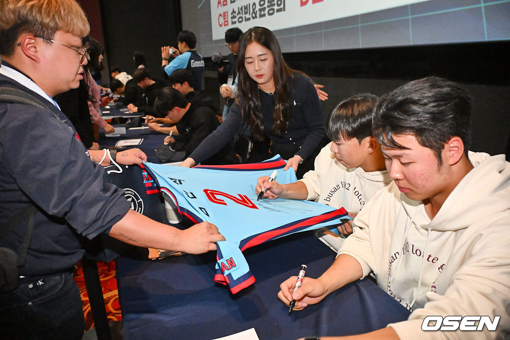 25일 부산 롯데시네마 서면에서 2023 롯데 자이언츠 팬미팅 ‘사직오락관’이 열렸다. 롯데 김민석과 전미르가 팬 사인회를 갖고 있다. 2023.11.25 / foto0307@osen.co.kr