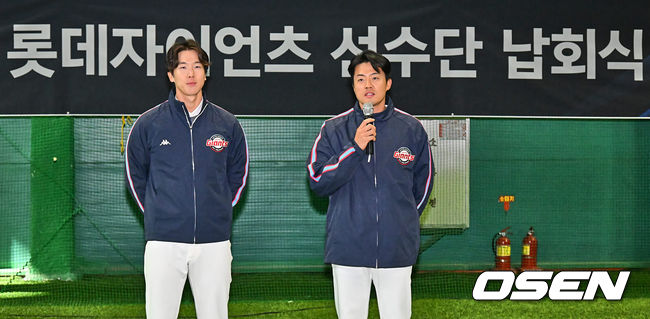 롯데 자이언츠 유니폼을 입은 최항, 오선진이 납회식에서 인사를 하고 있다. 2023.11.25 / foto0307@osen.co.kr