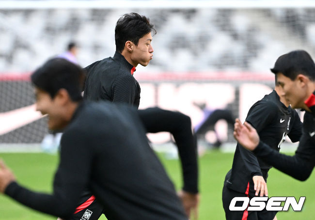 2026 북중미 월드컵 아시아 2차예선 C조 2차전 중국과의 경기를 앞둔 대한민국 축구대표팀이 20일 중국 선전 유니버시아드 스포츠센터 경기장에서 훈련을 가졌다.대한민국 황의조가 훈련을 하고 있다. 2023.11.20 /sunday@osen.co.kr